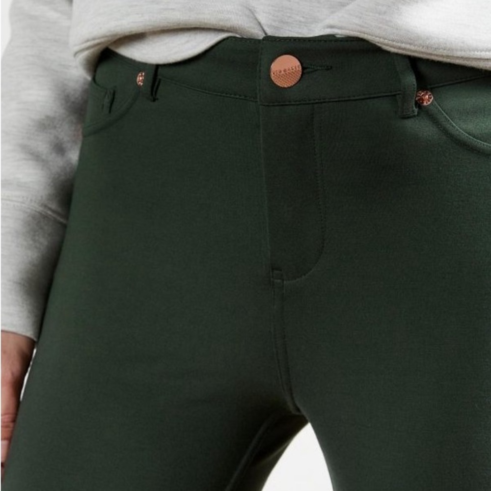 Teds Strenti Jeggings 
Skinny fit
Zips at ankle cuffs
Zip and button fastening